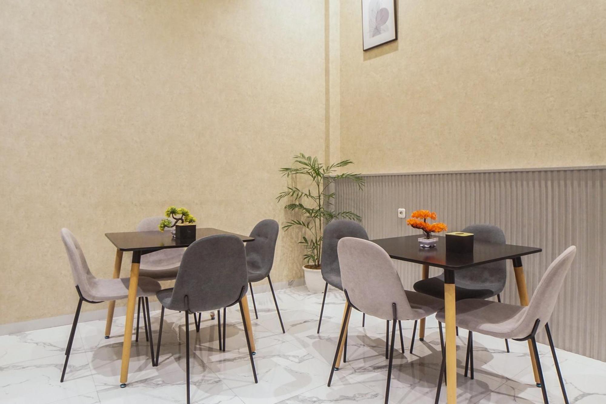 Super Oyo Capital O 92066 Papakoel Hotel & Cafe Medan Zewnętrze zdjęcie